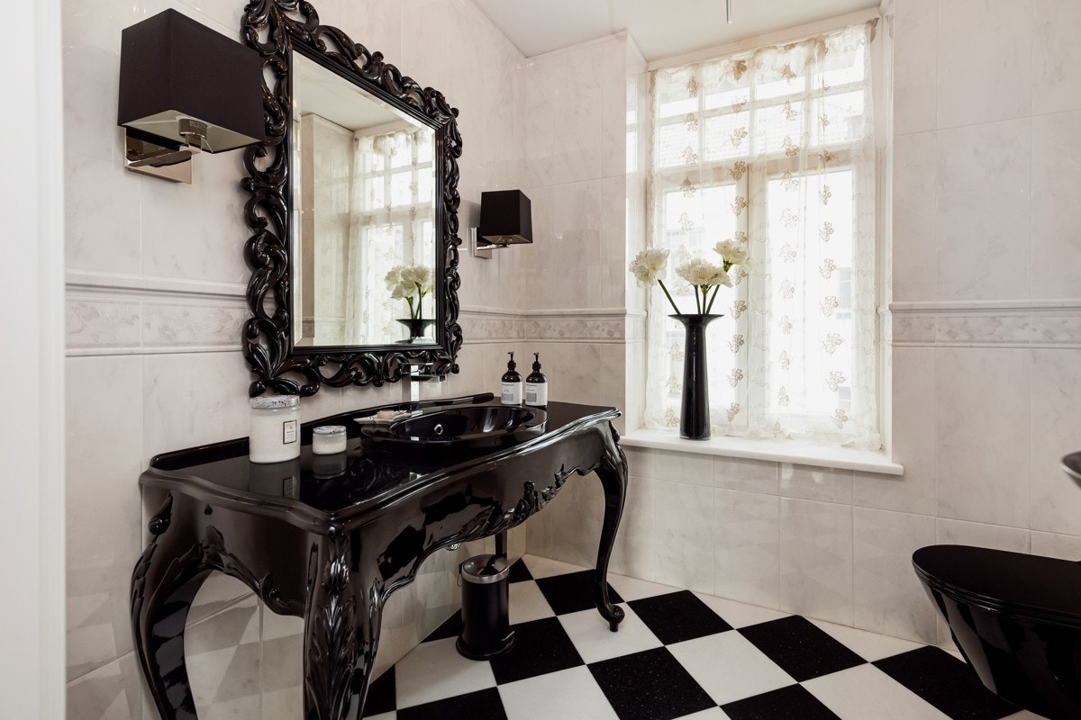 Romslig toalettrom i hovedetasjen har Versace interiør og fliser. Galleribilde