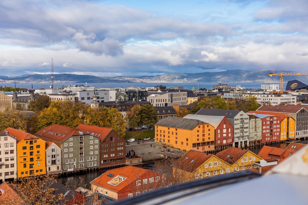 Utsikt fra vindu i 2. etasje. Vinduet har hev/ senk funksjon med hydraulisk motor. Galleribilde