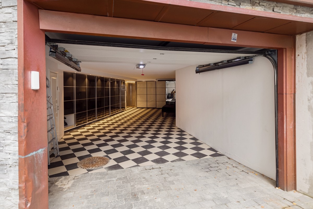 I bakgården er det bygget egen parkeringskjeller med 2 parkeringsplasser. Nedkjørsel til garasjen har varmekabler slik at den er isfri på vinteren. Galleribilde