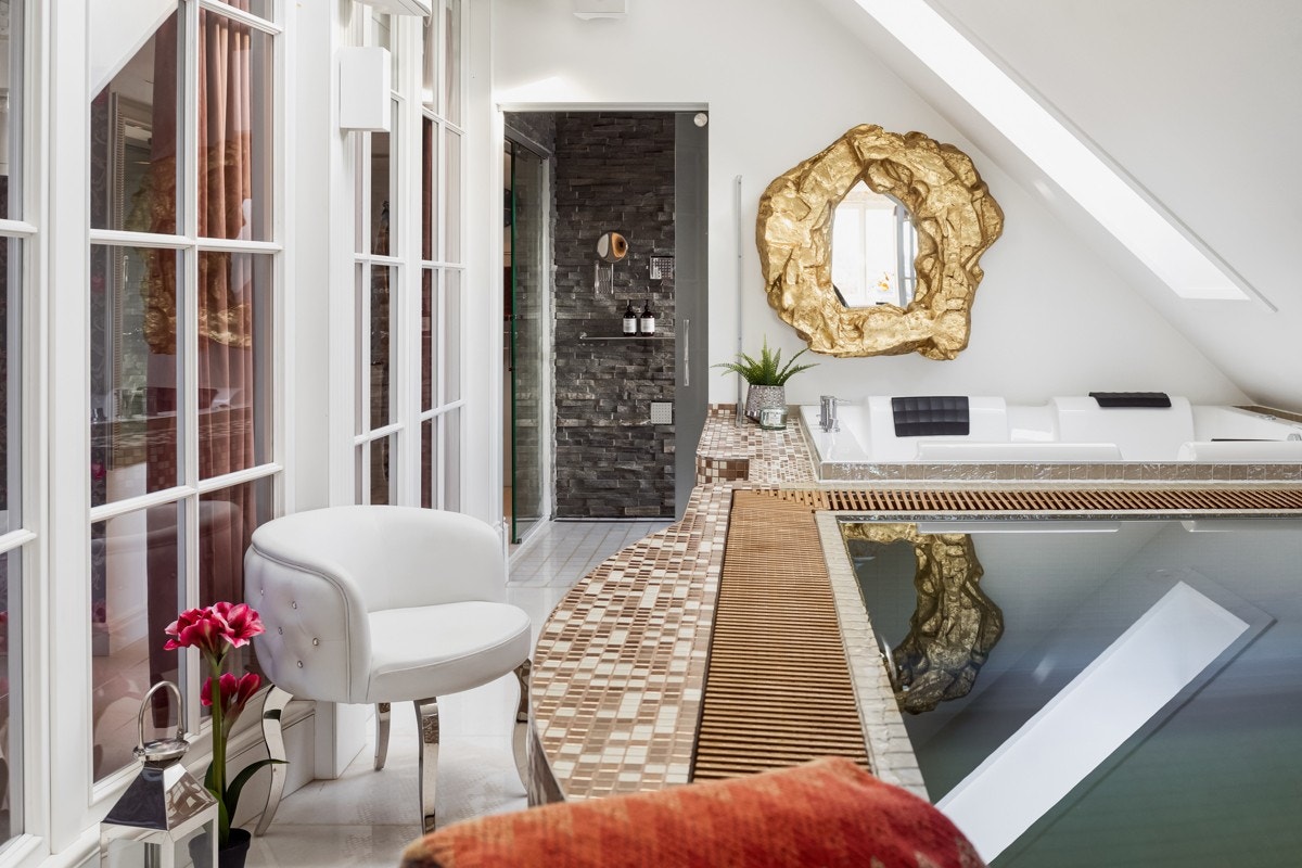 Spaavdelingen er innredet med motstrøms basseng og Jacuzzi. Galleribilde