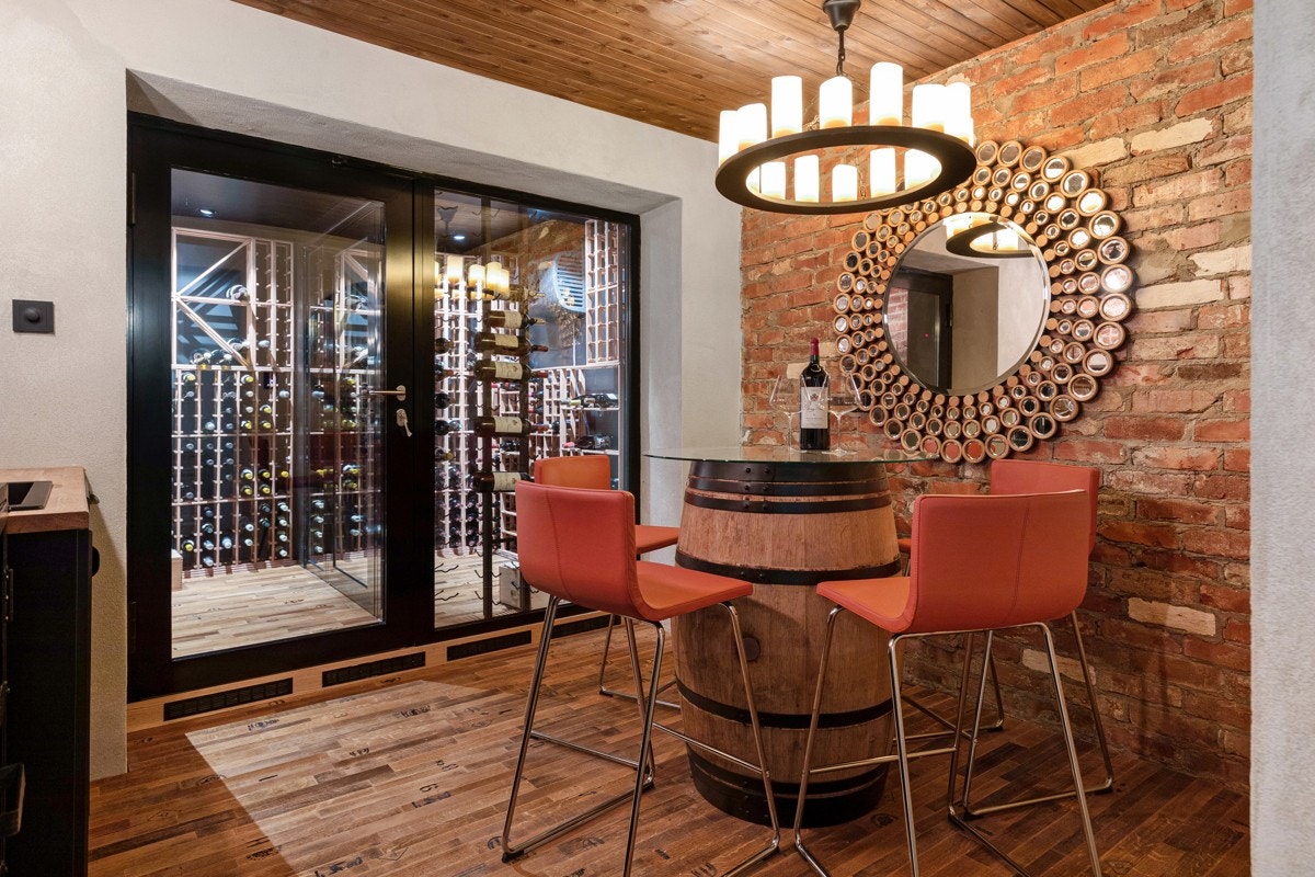 I kjelleren finner man et moderne vinrom. Vinrommet har vintønnestaver på gulvet, samt at det er brukt autentiske materialer for å få den gode vinkjellerfølelsen. Galleribilde