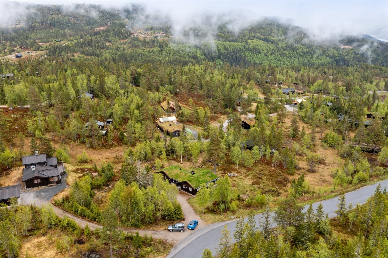 Enkel adkomst til hytta og god plass for parkering på egen tomt. Galleribilde