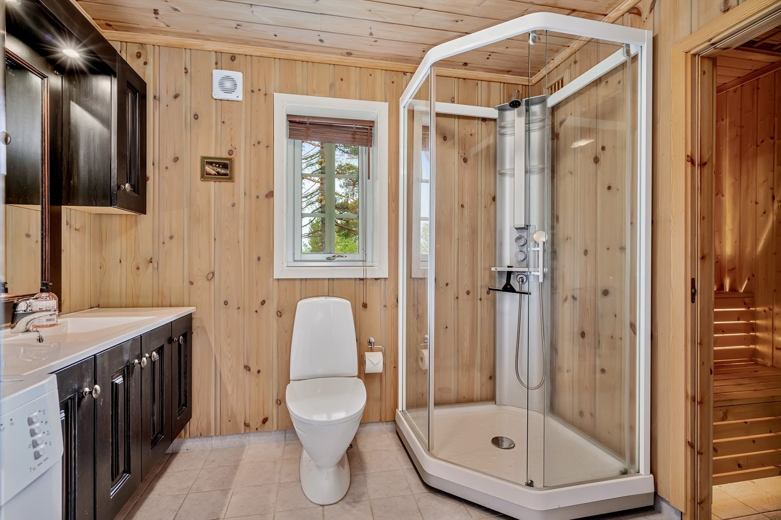 Flislagt gulv med gulvvarme, samt tilknyttet badstue Galleribilde