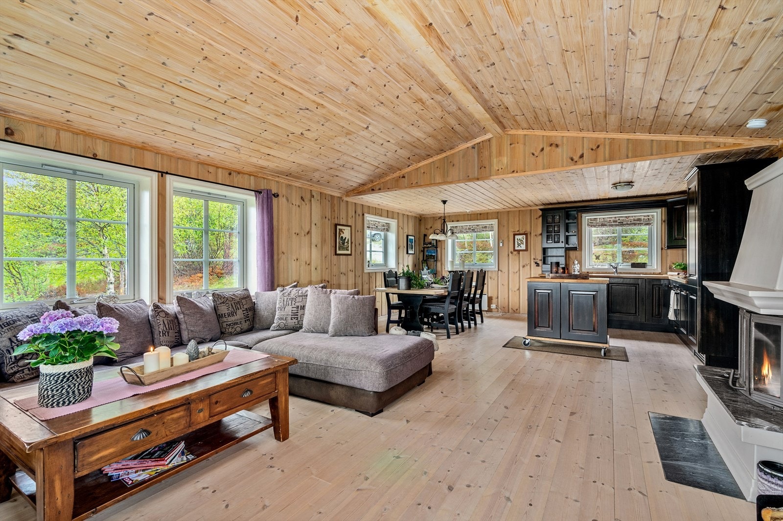 Stuen ligger i åpen løsning mot kjøkkenet og har god takhøyde Galleribilde