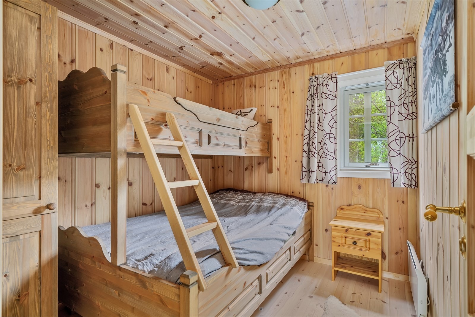 Soverom nr. 4 har plassbygd familiekøye og garderobeskap Galleribilde