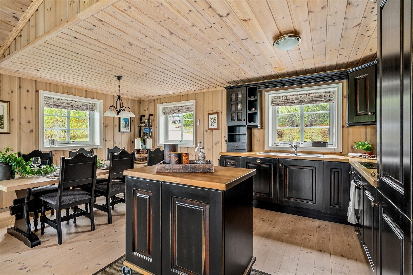 Stort og åpent kjøkken med mye benke- og oppbevaringsplass Galleribilde