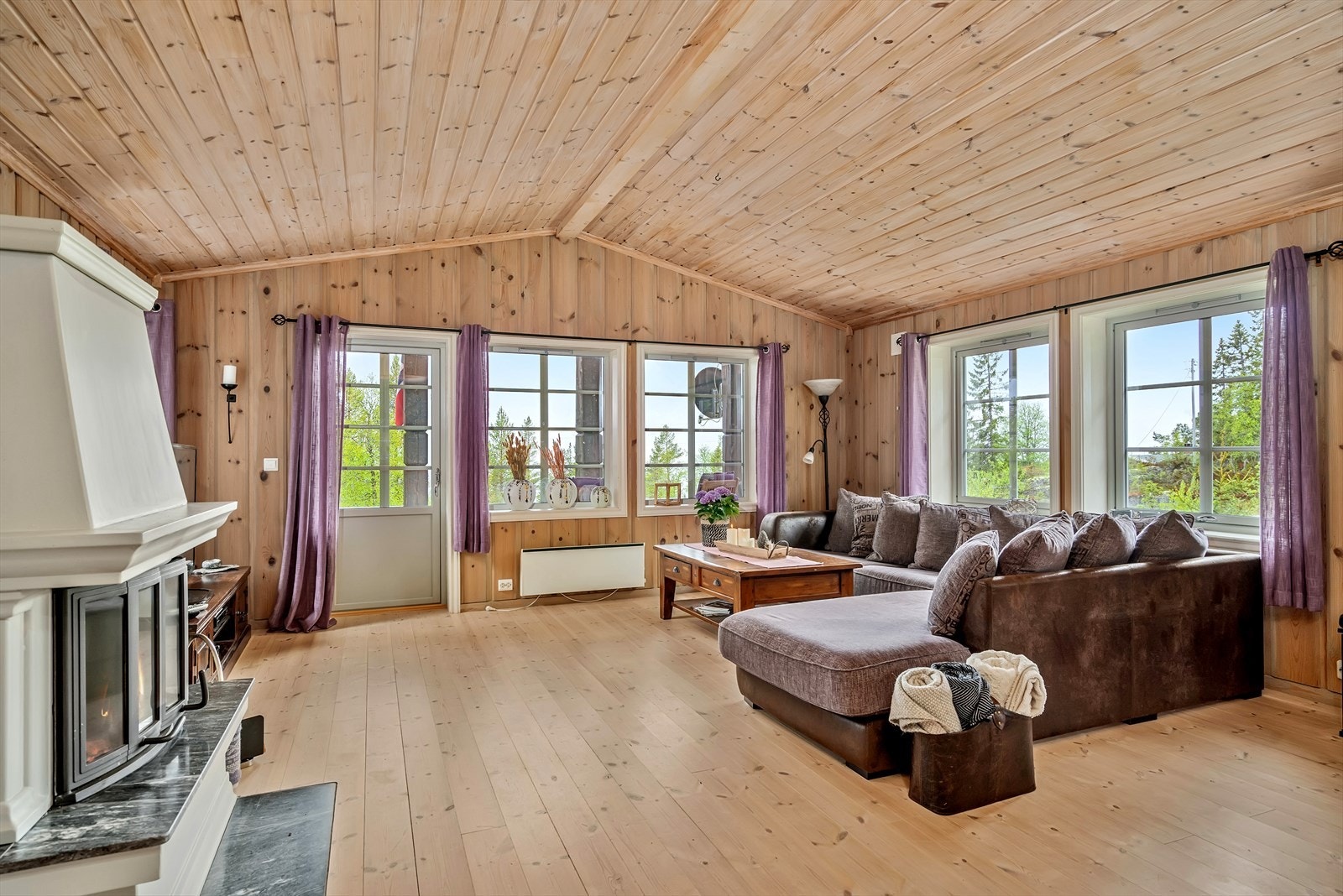 Fra stuen er det utgang til en delvis overdekket veranda Galleribilde