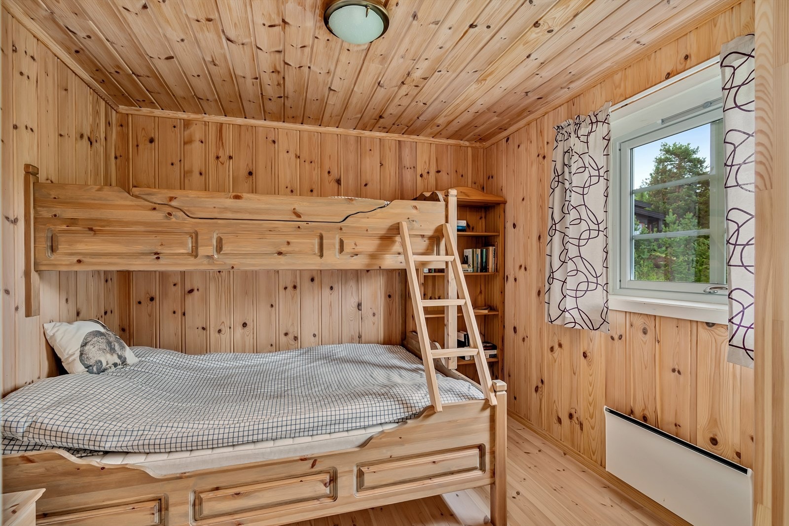 Soverom nr. 2 har plassbygd familiekøye og integrert garderobeskap Galleribilde