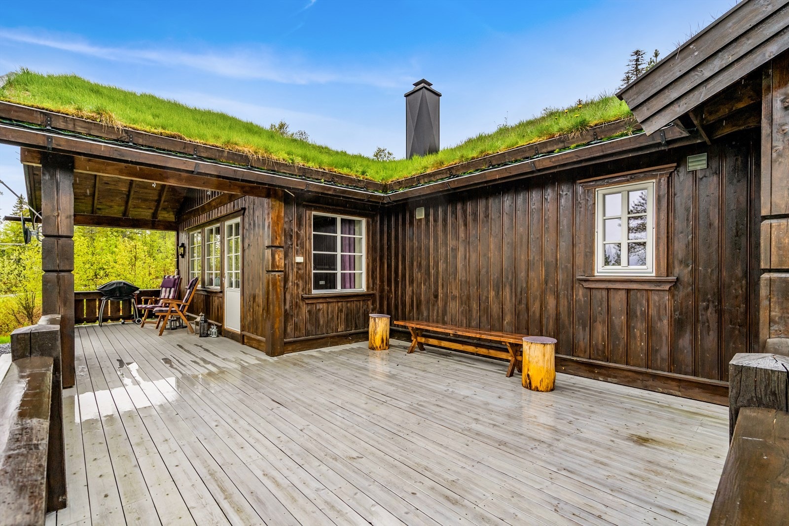 Verandaen har god plass for utemøblering Galleribilde