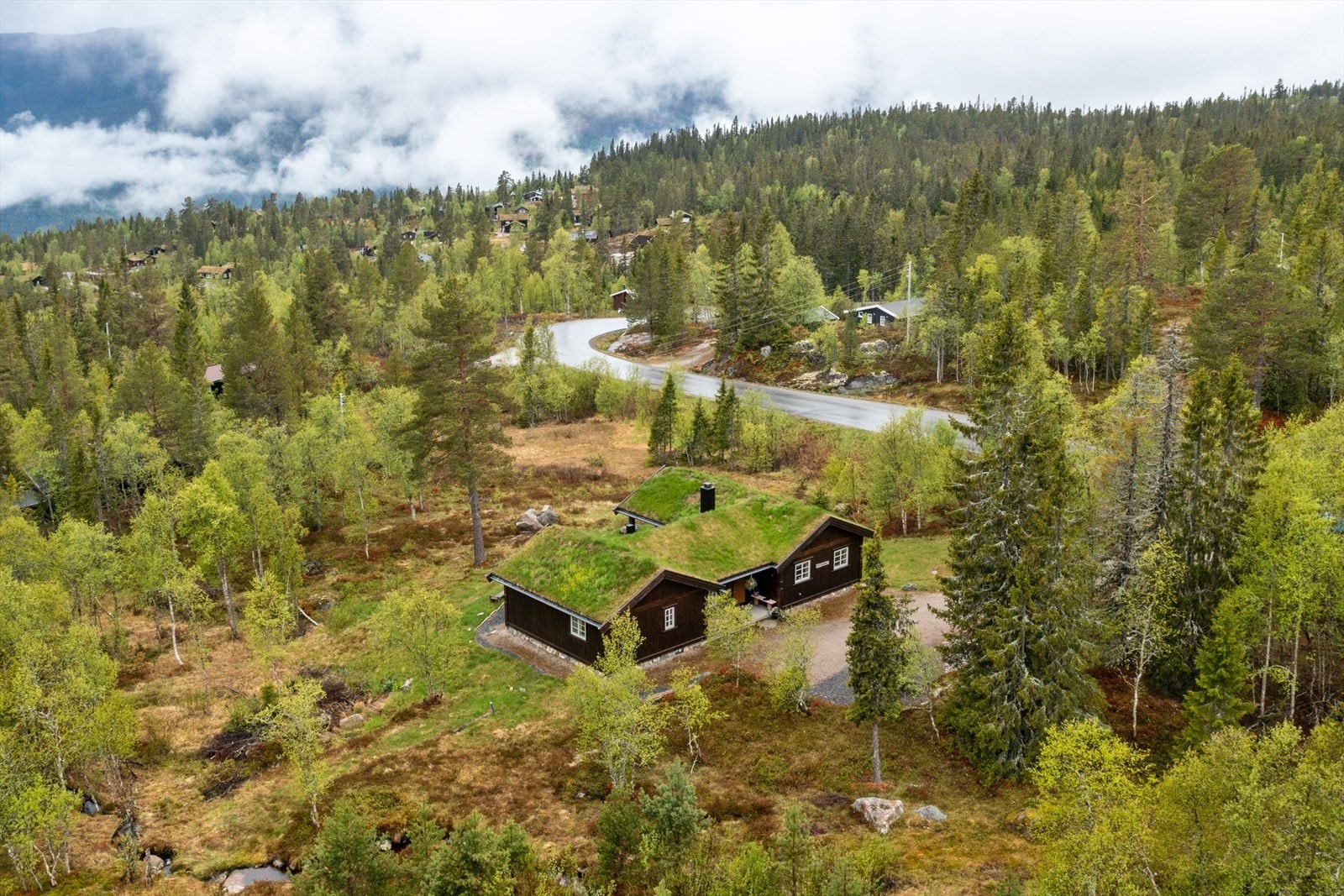 Eiendommen ligger på naturtomt i flotte omgivelser. Galleribilde