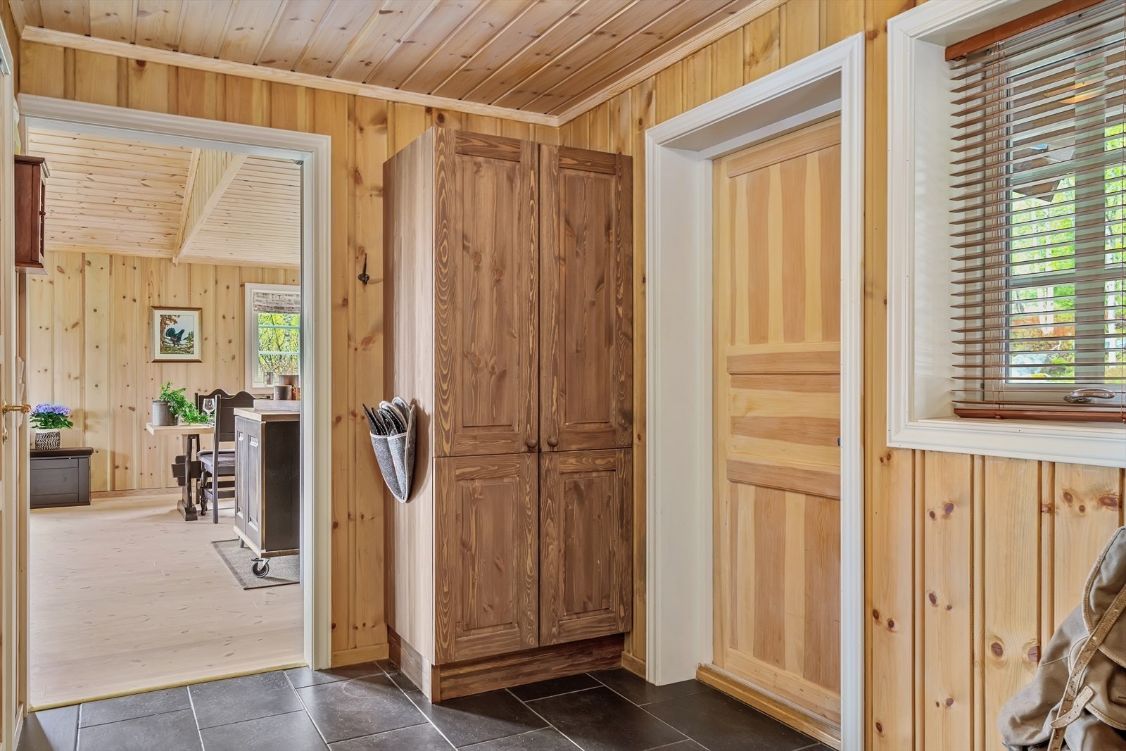 Gangen har flere praktiske oppbevaringsløsninger, i tillegg til både utvendig og innvendig bod rett ved inngangspartiet Galleribilde