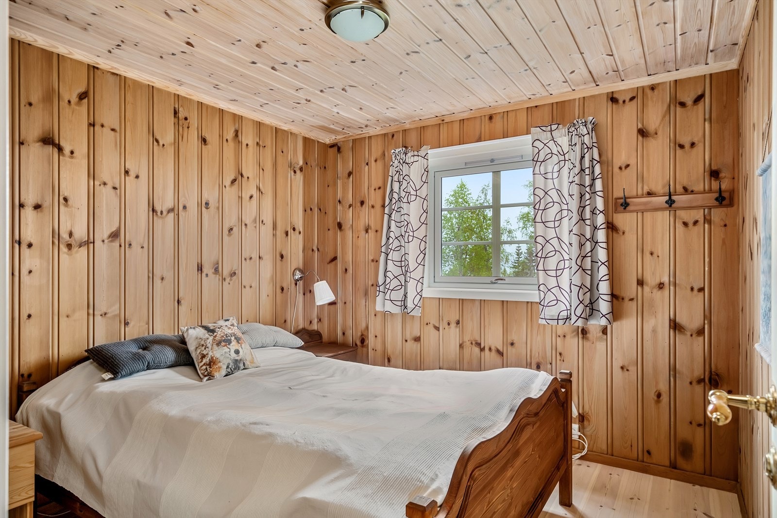 Hovedsoverommet har god plass for dobbeltseng og plassbygd garderobe Galleribilde