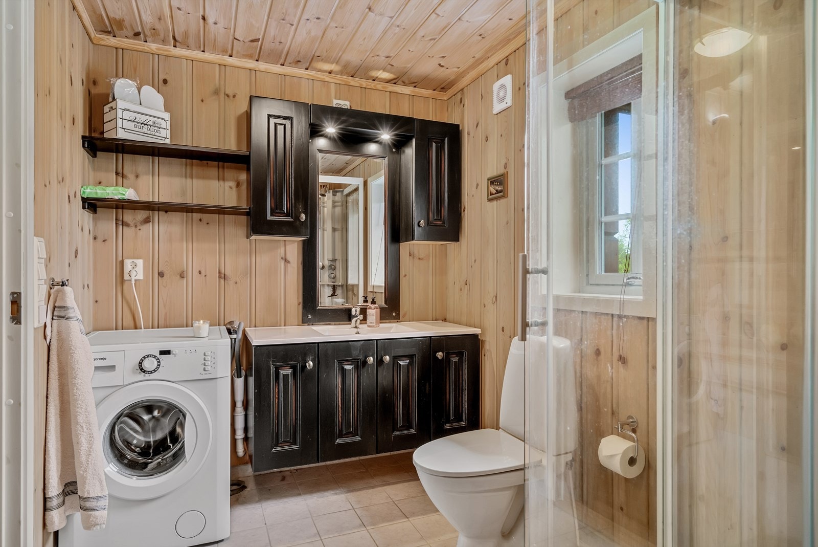 Romslig baderom med opplegg for vaskemaskin Galleribilde