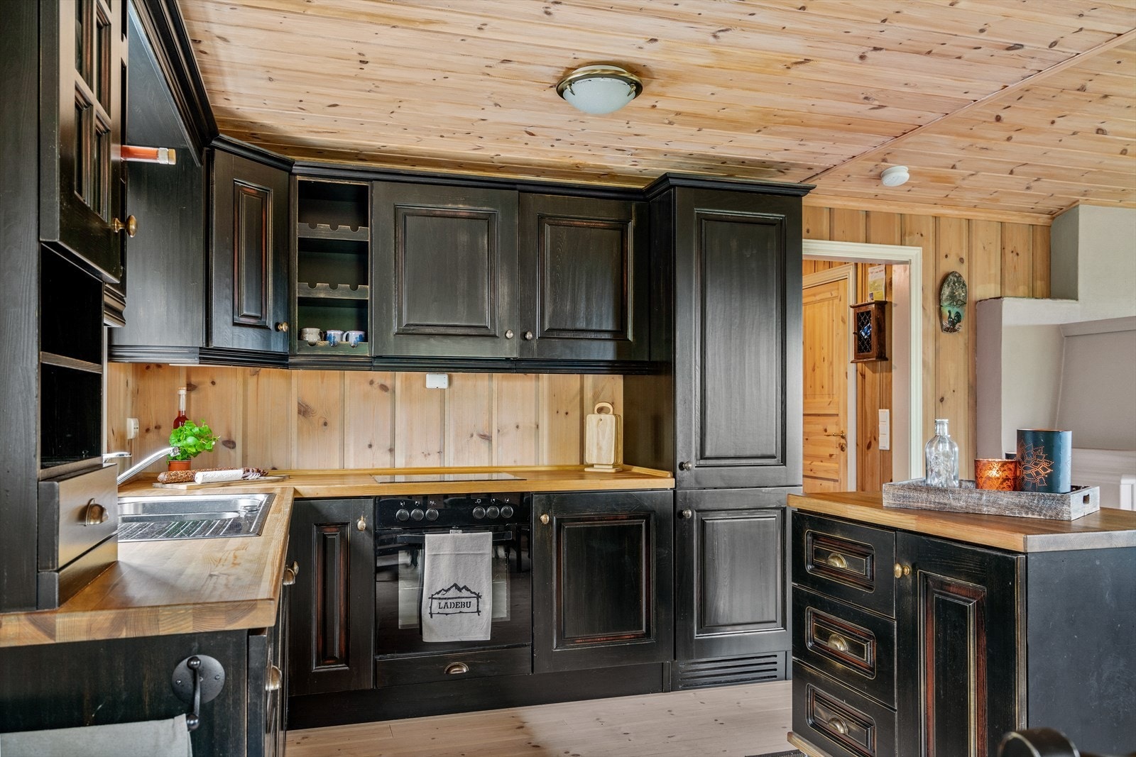 Klassisk hyttestil og integrerte hvitevarer Galleribilde