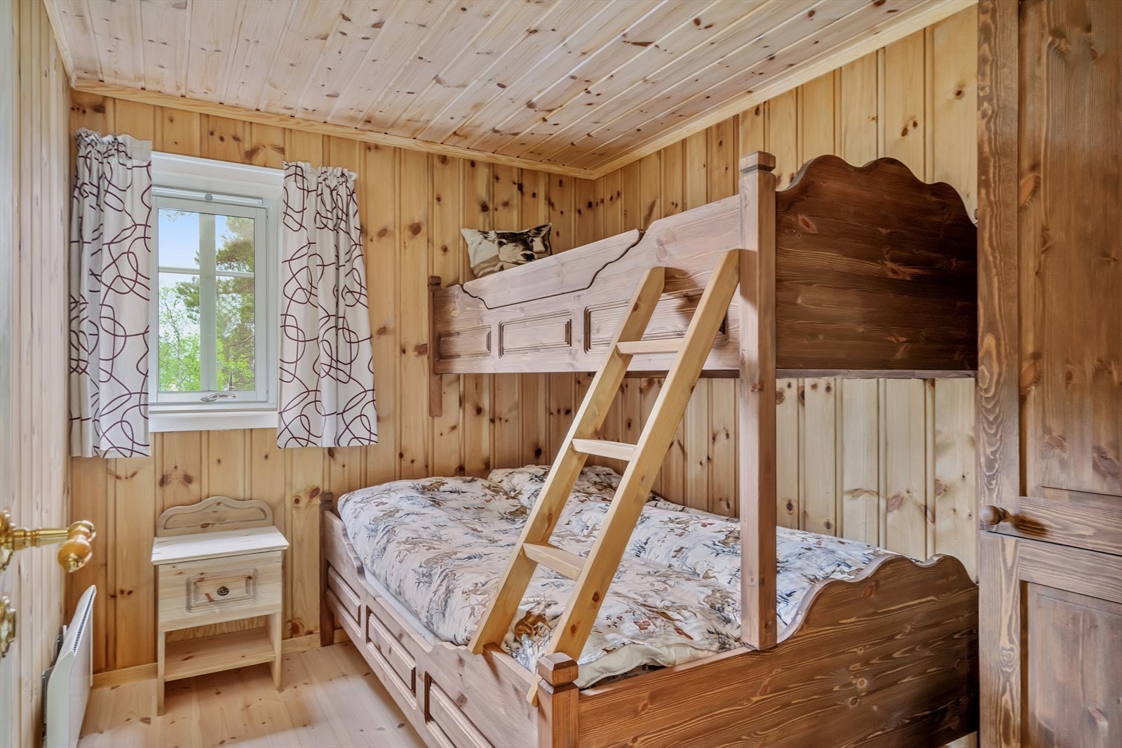 Soverom nr. 3 har plassbygd familiekøye og garderobeskap Galleribilde