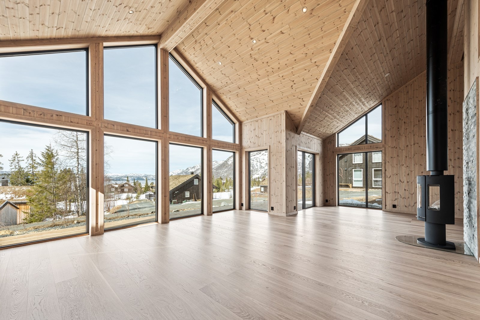 Stua byr på en herlig atmosfære, med en formidabel utsikt til både Totak og Raulandsfjell Galleribilde