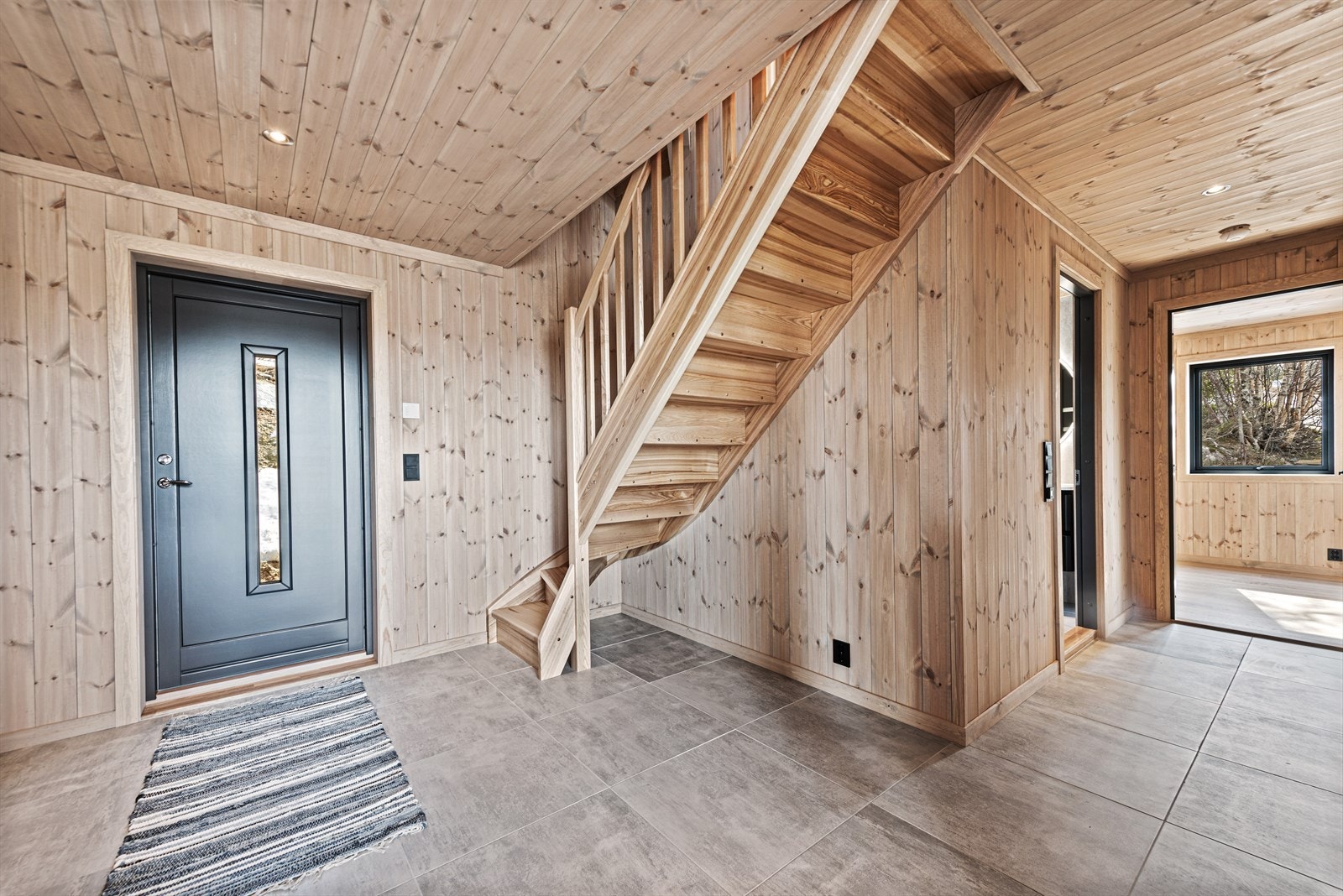 Hyttas entre er av god størrelse og med adkomst til alle hyttas soner. Galleribilde