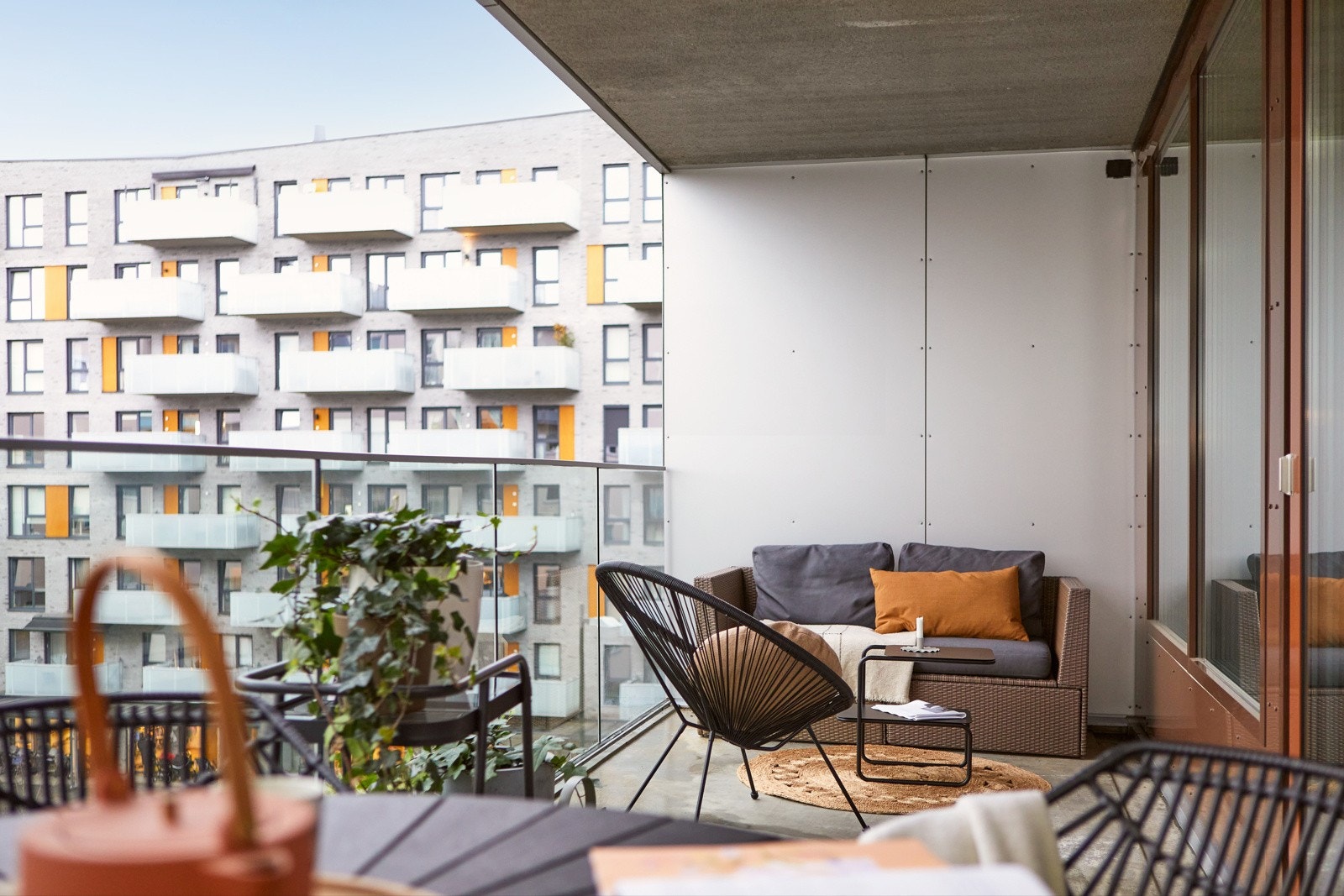 Balkongen er overbygget, har betongdekke og rekkverk av metall og glass. Skjermet og privat - fungerer som en forlengelse av stue. Galleribilde