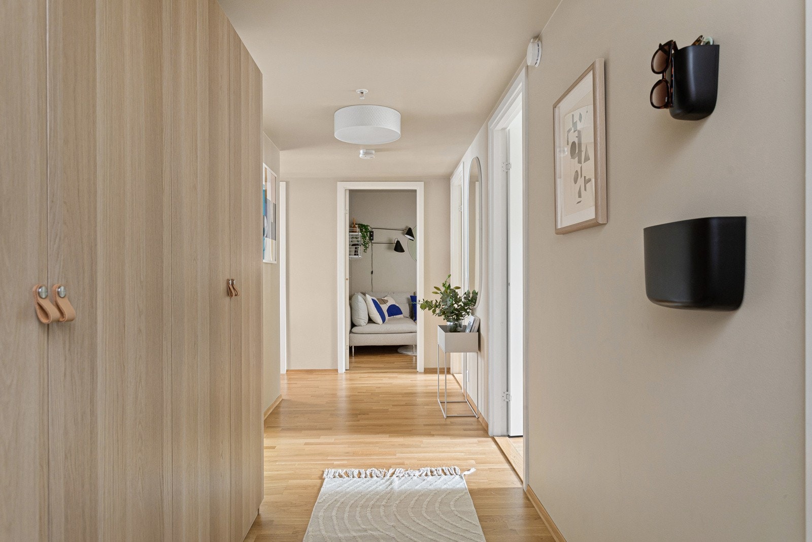 I entréen har du god plass til sko og yttertøy i store medfølgende garderobeskap, samt ytterligere plass til oppheng, skoskap eller kommoder. Nymalt 2022. Galleribilde