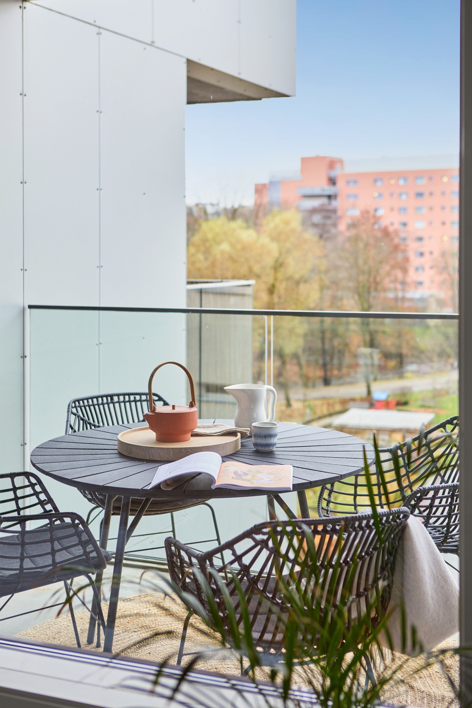 Fra stuen har du utgang til en stor, flott og solrik vestvendt balkong på ca. 15,3m². Galleribilde