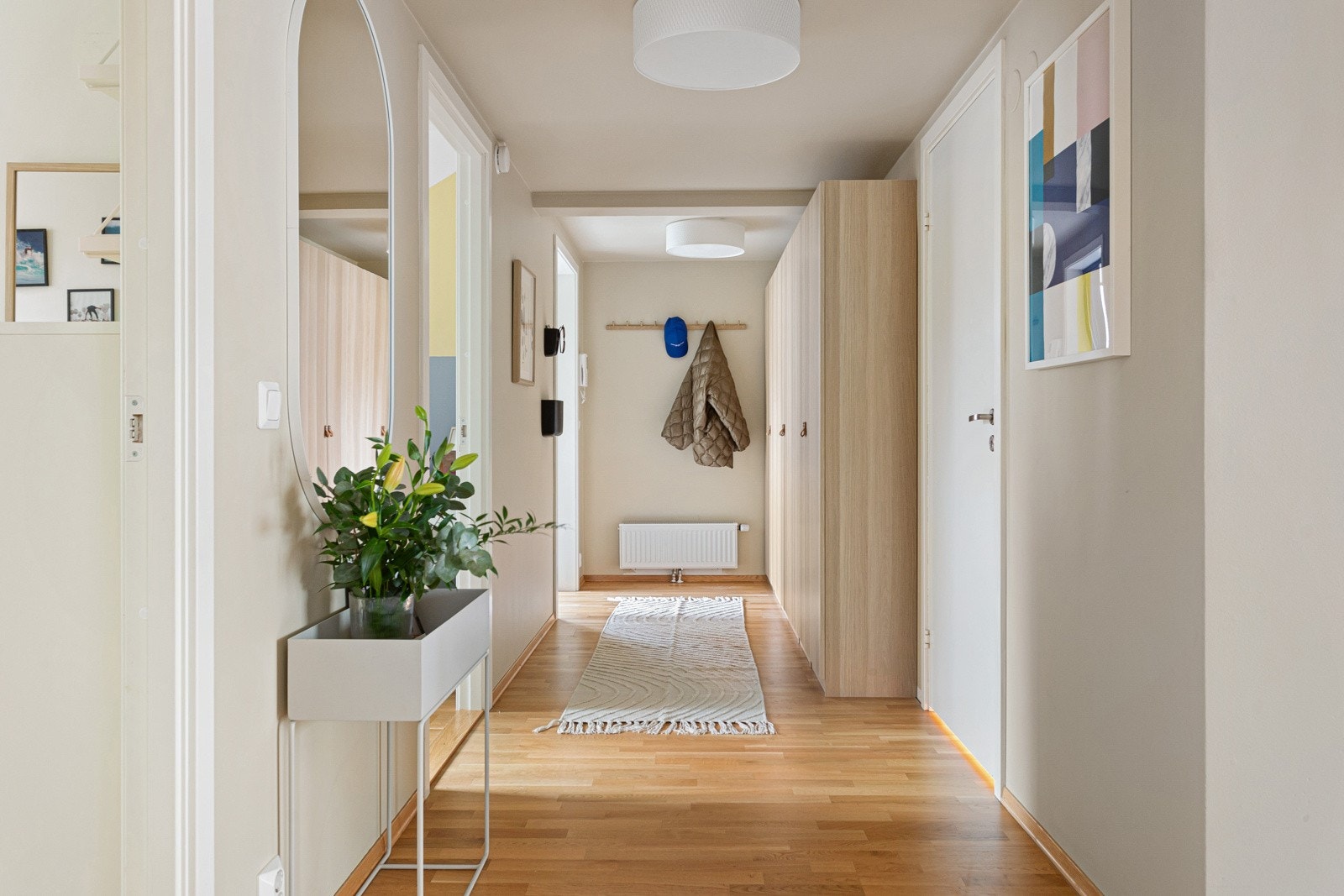 Når du entrer leiligheten kommer du inn i en lys, innbydende og romslig entré. Du får umiddelbart et positivt inntrykk av den lyse og fine leiligheten med sin gode standard. Galleribilde