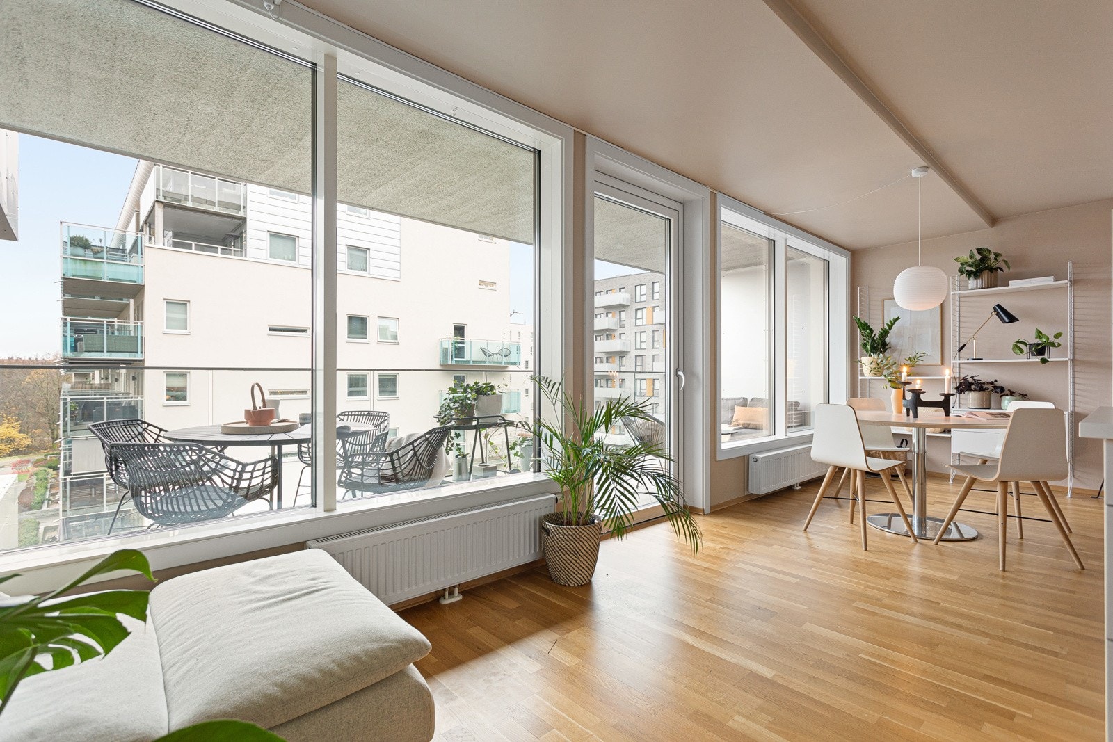 Leiligheten holdes god og lun på vinterstid med vannbåren varme til radiatorer. Både á-konto oppvarming og varmtvann, digital TV og bredbånd fra Telenor er inkludert i felleskostnadene. Galleribilde