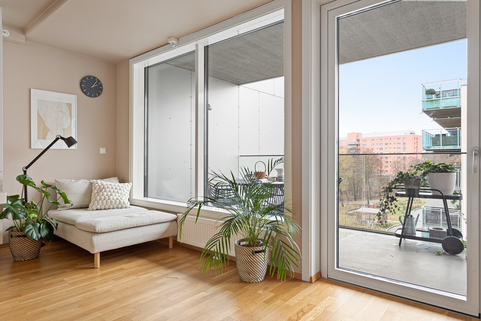 Alle vinduene i leiligheten var nye i 2014, og det er brede vinduskarmer for planter og dekor. Galleribilde