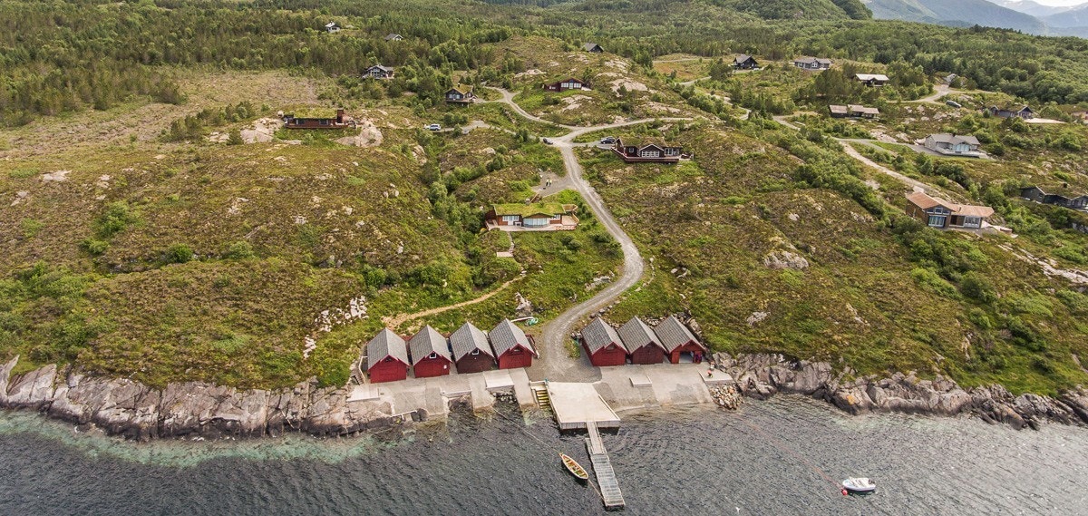 Hyttetomtene ligger kun ett steinkast fra havet Galleribilde