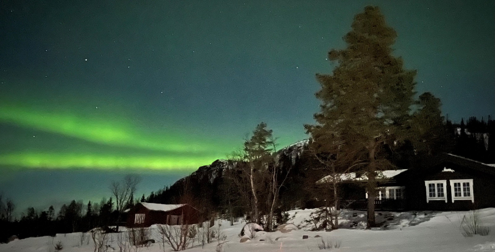 Hytter i Solheim fanget i nordlys. Galleribilde