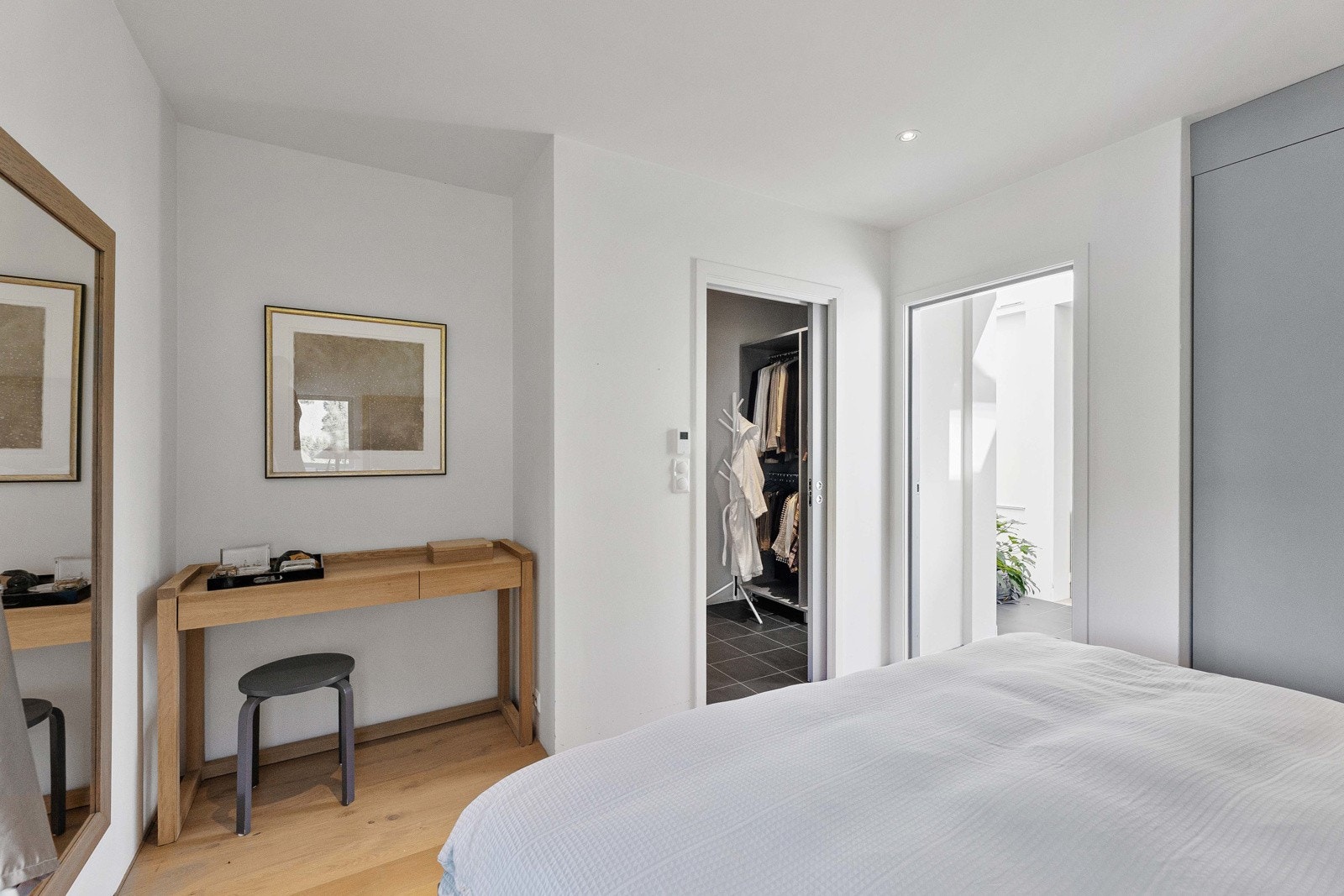 Hovedsoverom med walk-though garderobe til baderom Galleribilde