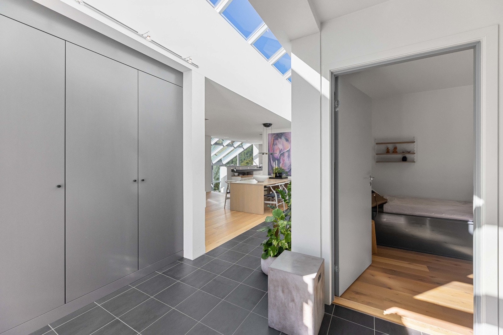 Inngangsparti med garderobe Galleribilde