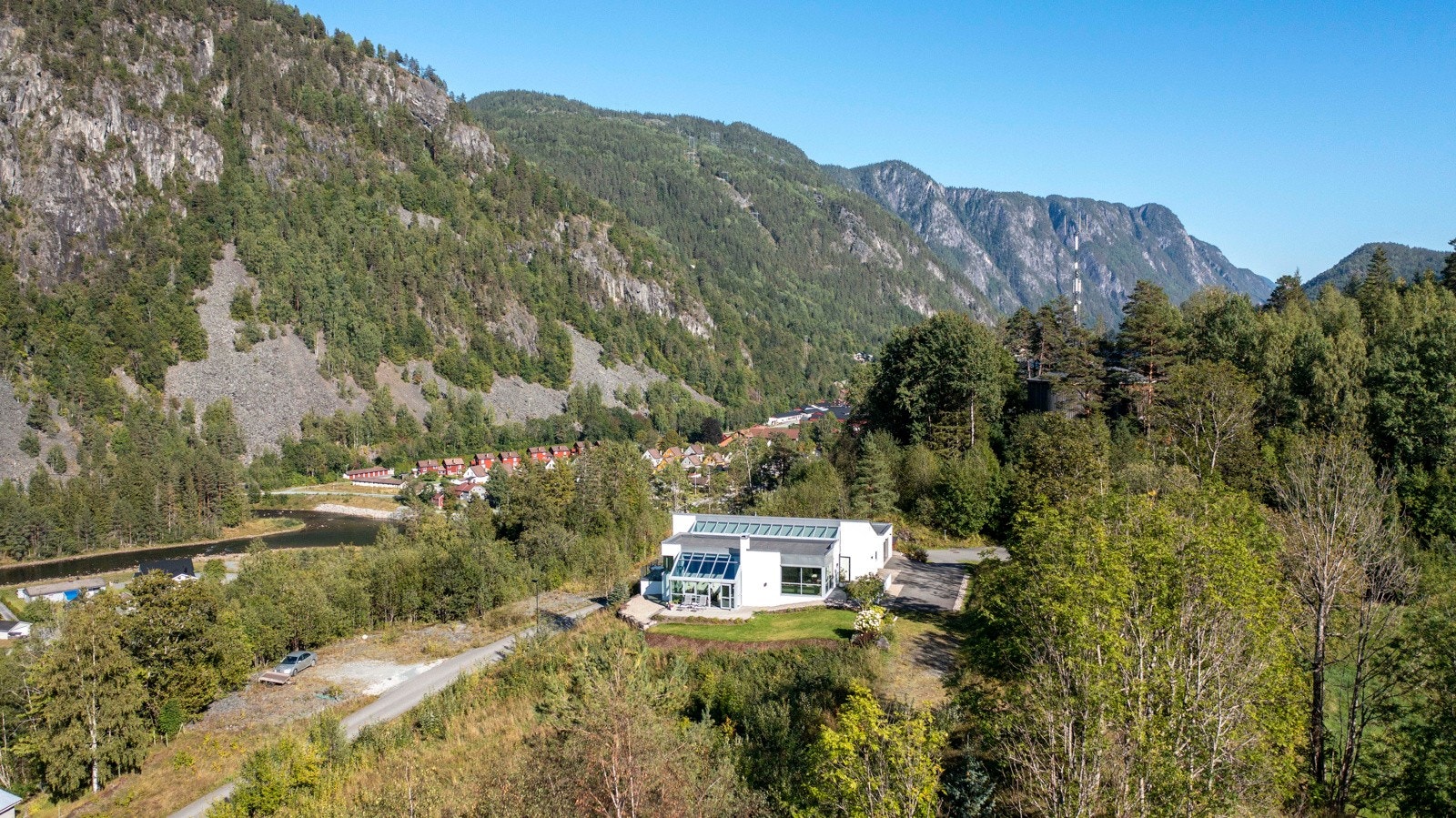 Frittliggende i vakre Dalen med nærhet til det meste Galleribilde