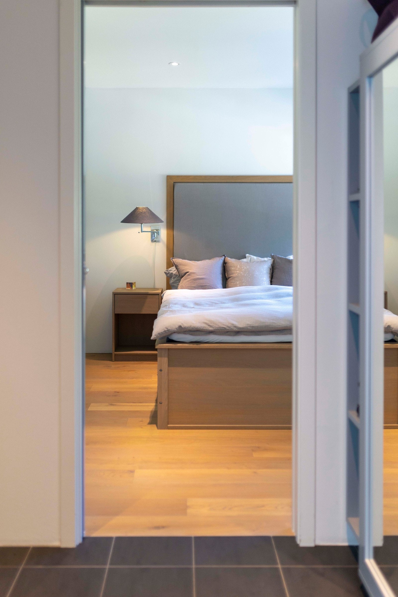 Hovedsoverom med walk-though garderobe til baderom Galleribilde