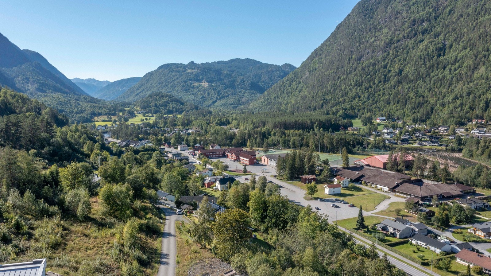 Fra eiendommen er det kort vei til Dalen sentrum med de fleste funksjoner tilgjengelig Galleribilde