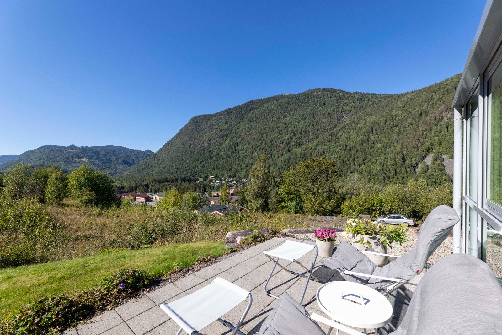 Solrik uteplass med storslått utsikt Galleribilde