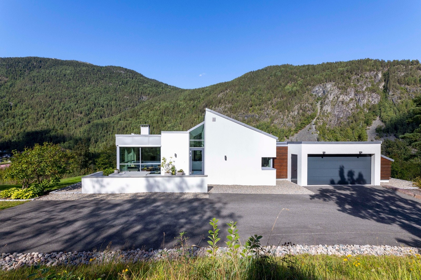 Særpreget og påkostet bolig med moderne stil og uttrykk Galleribilde