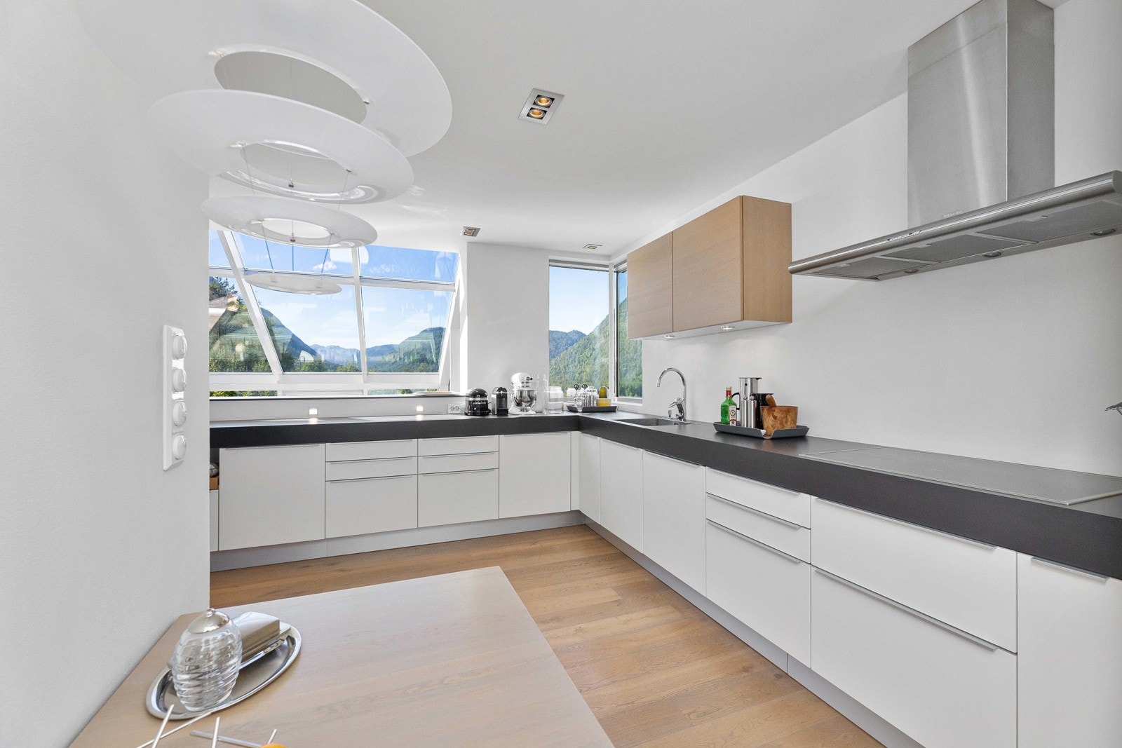 Påkostet og innholdsrikt kjøkken Galleribilde