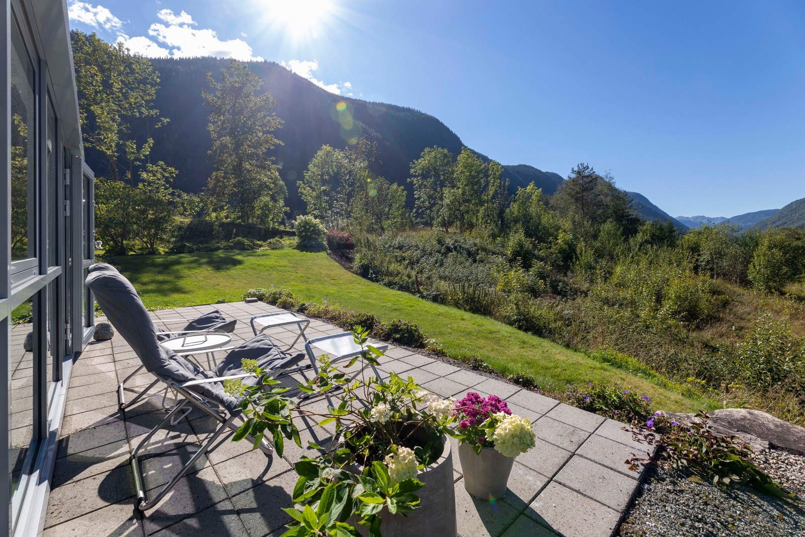 Solrik uteplass med storslått utsikt Galleribilde