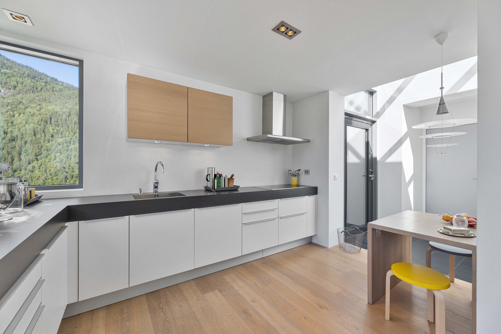 Høykvalitetskjøkken fra Poggenpohl med integrerte hvitevarer Galleribilde