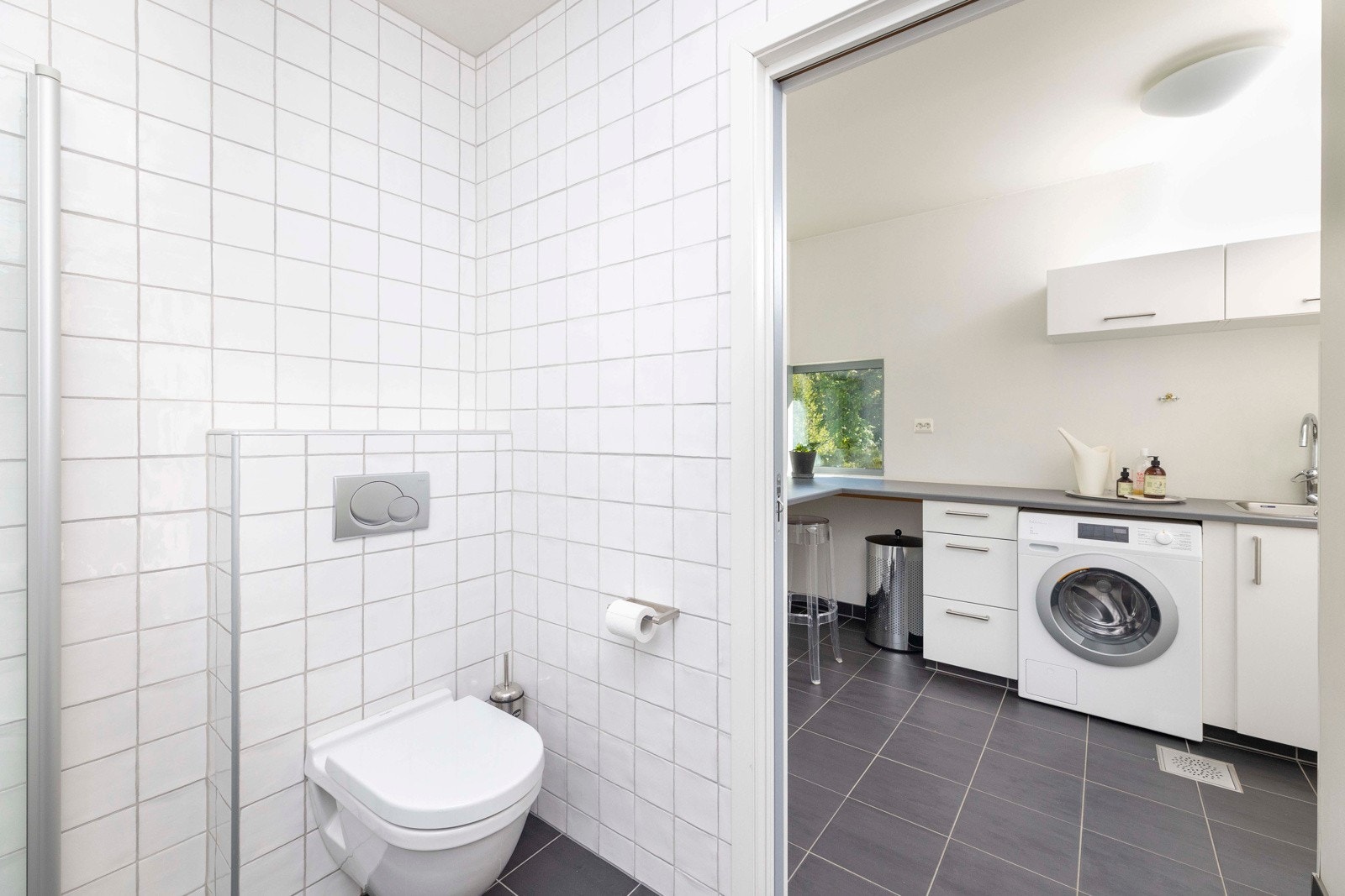 Gjestebad mot vaskerom Galleribilde