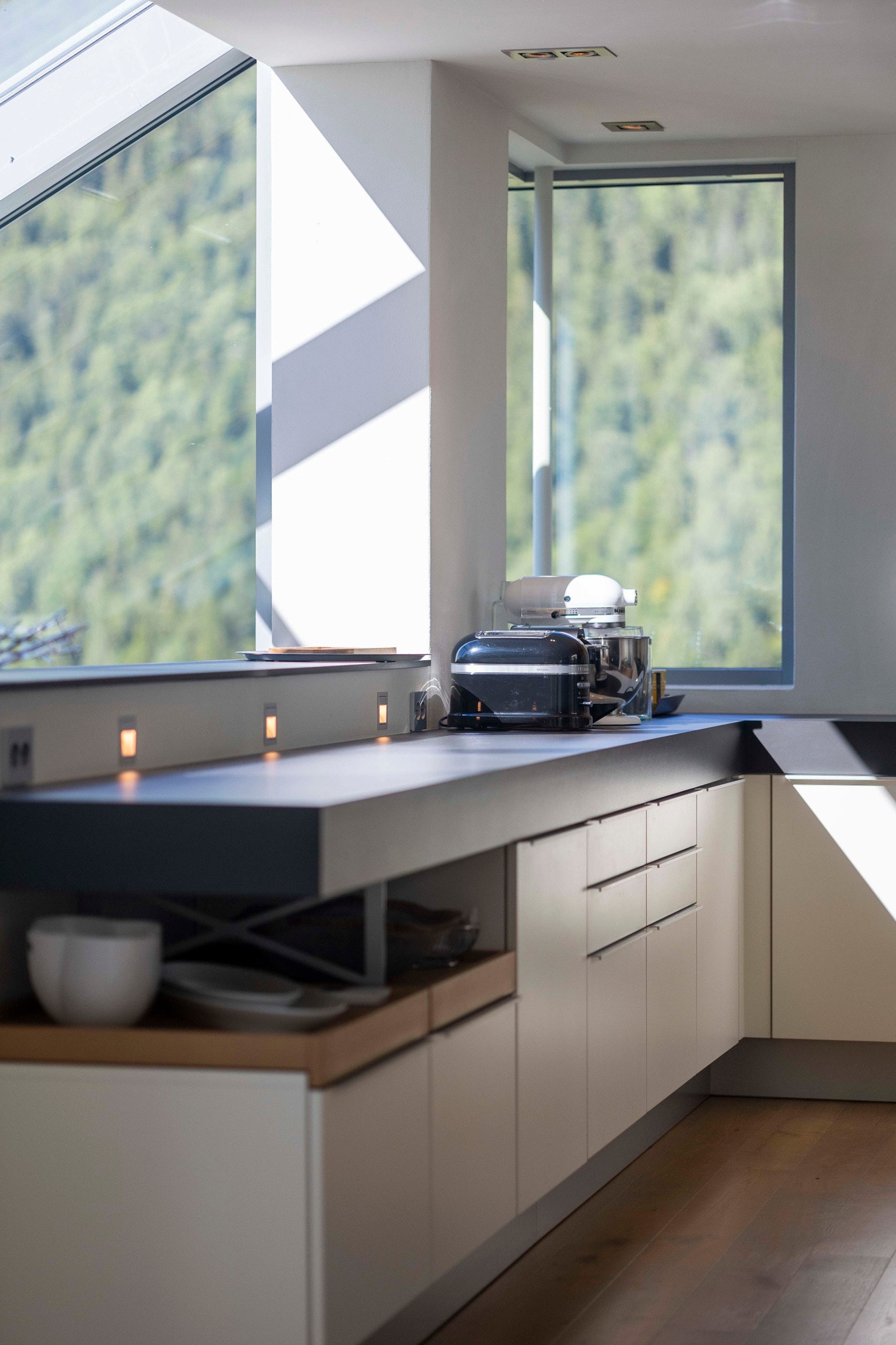 Arbeidsplass med god benk- og skapplass og mye naturlig lys Galleribilde