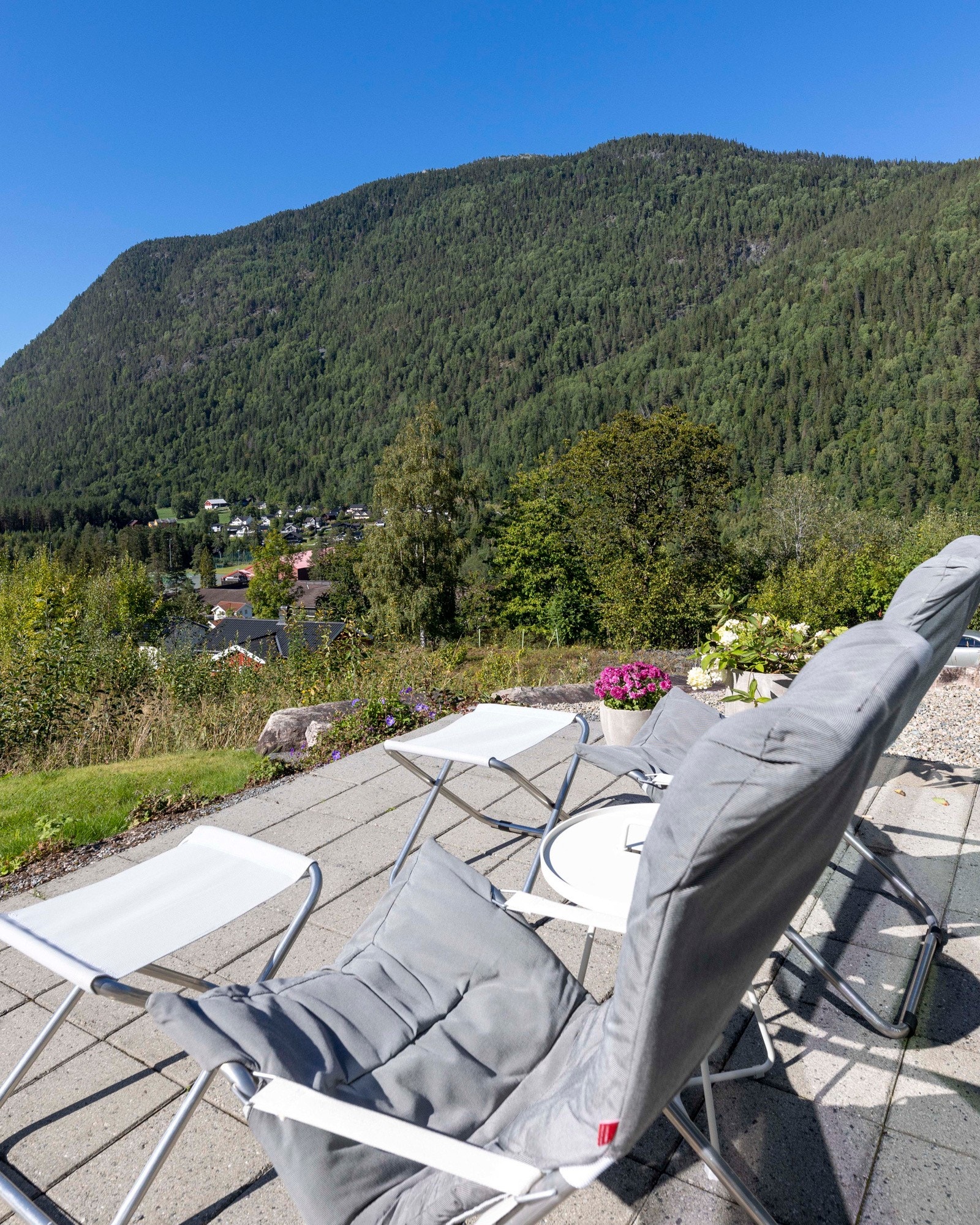 Solrik uteplass med storslått utsikt mot vest Galleribilde