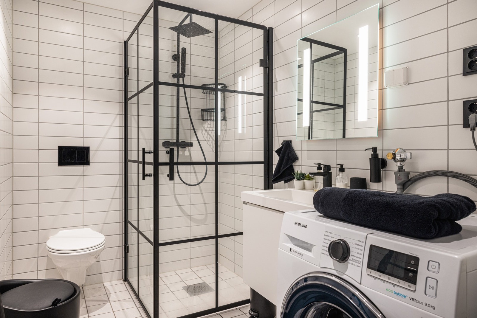 Utstyrt som kombinert vaskerom. Galleribilde