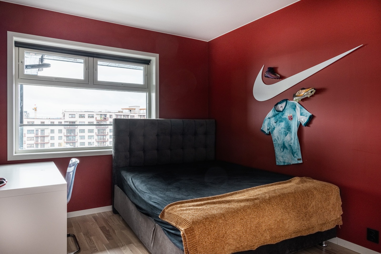 Lyst og romslig hovedsoverom. Galleribilde