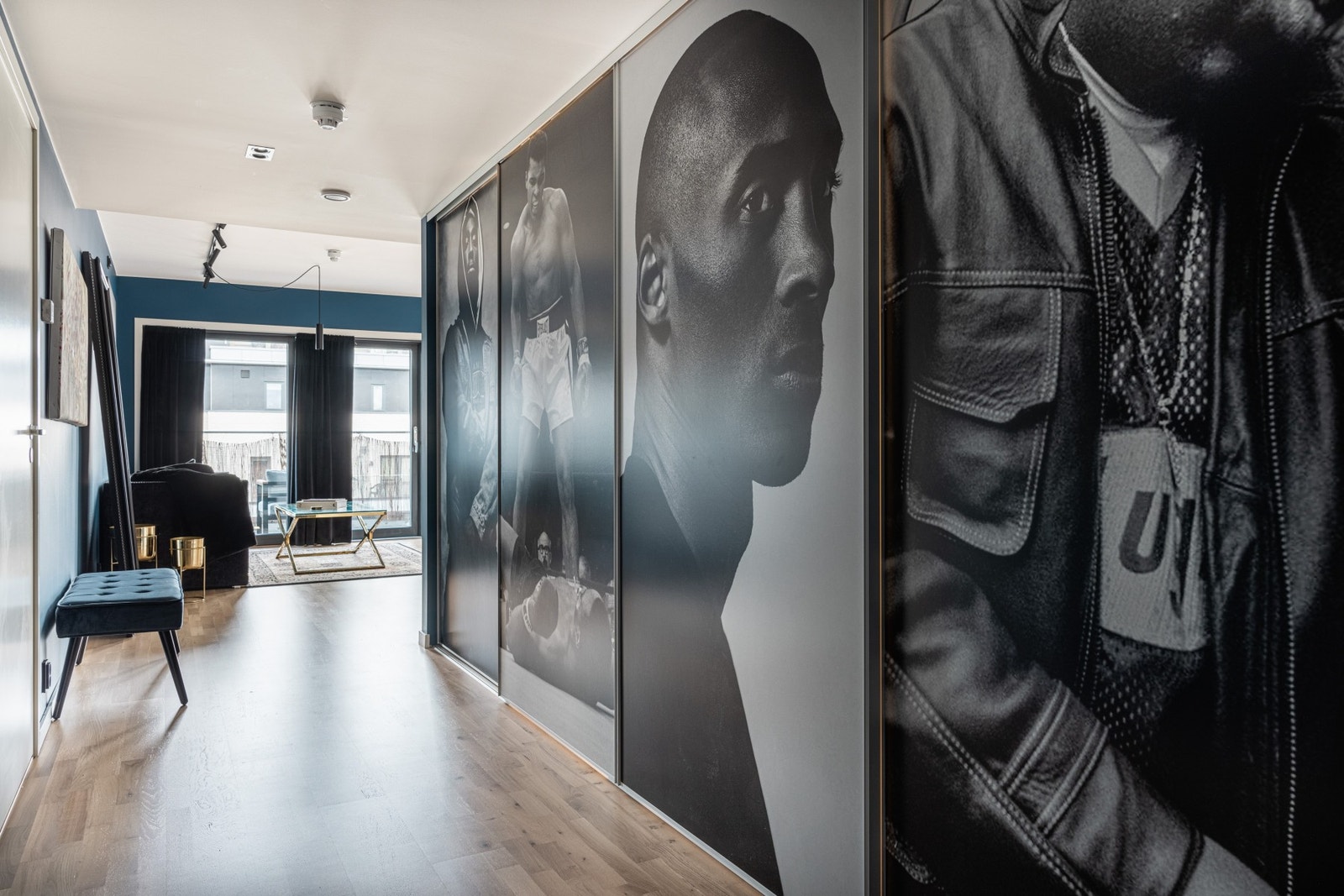 Rikelig med lagringsplass i garderobeskapet. Galleribilde