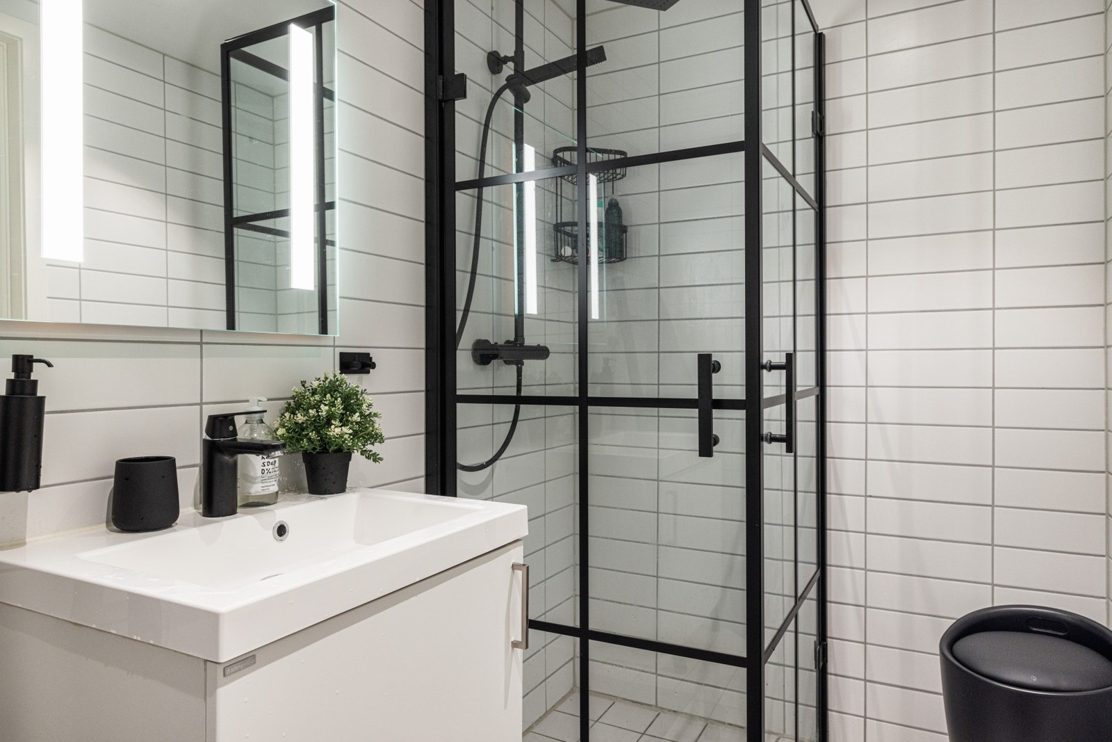 Flott baderom med adkomst fra hovedsoverommet. Galleribilde