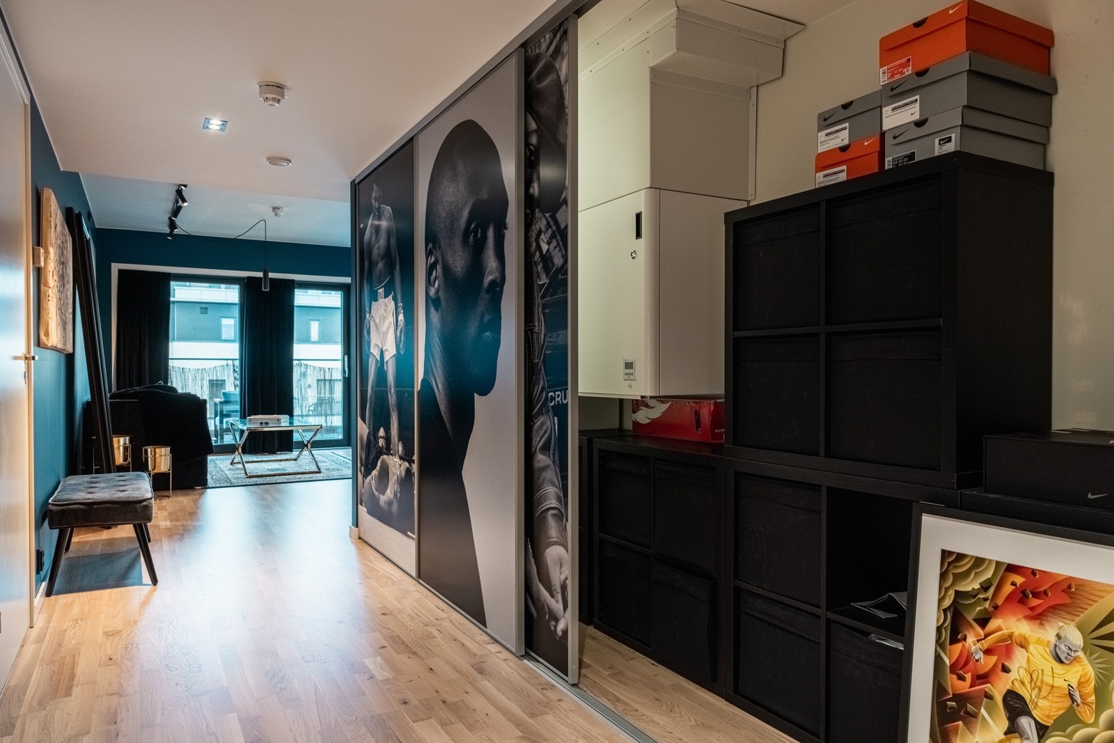 Romslig entré/mellomgang. Galleribilde