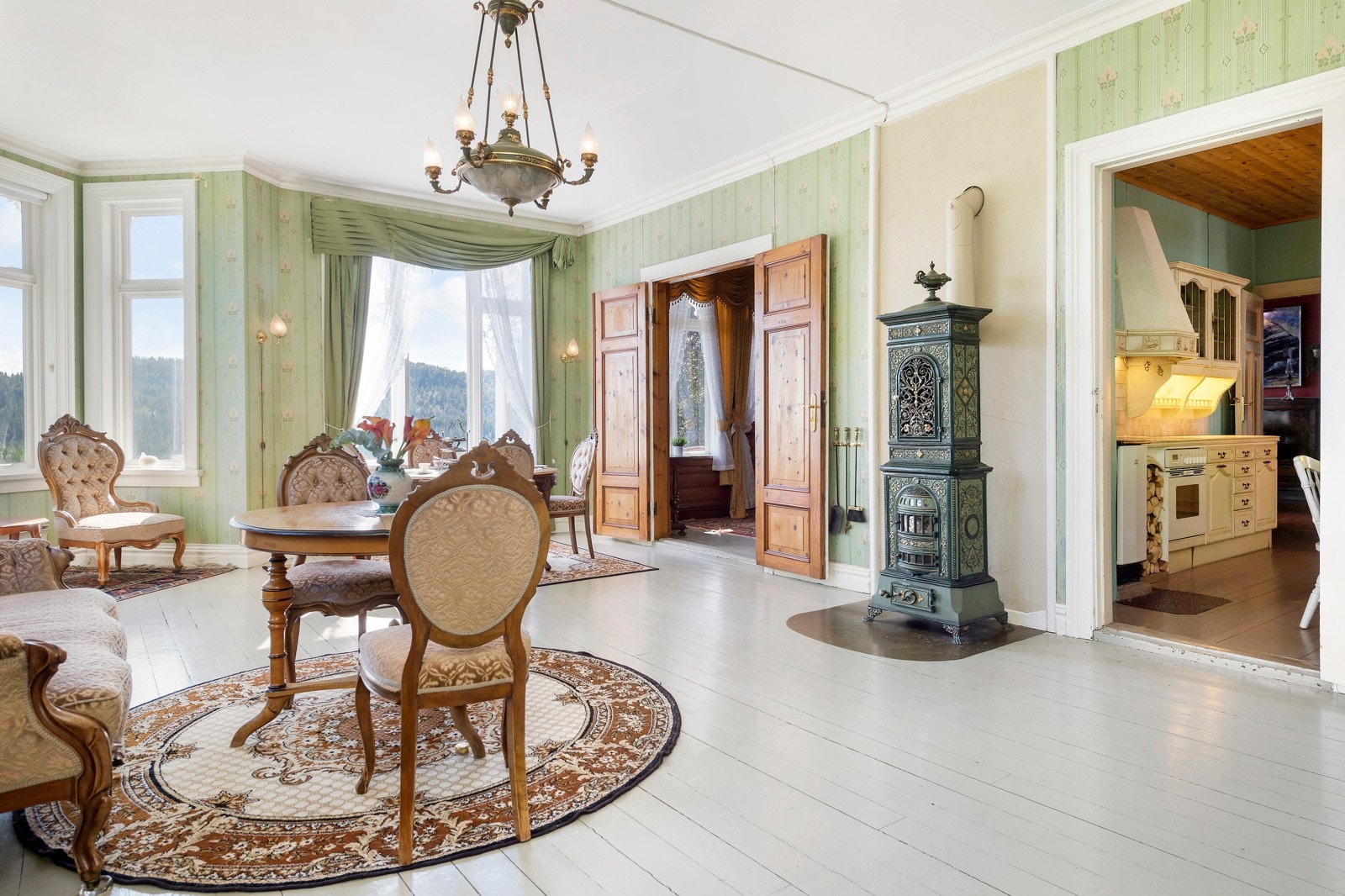 Vakker og herskapelig selskapsstue med flott vedovn Galleribilde