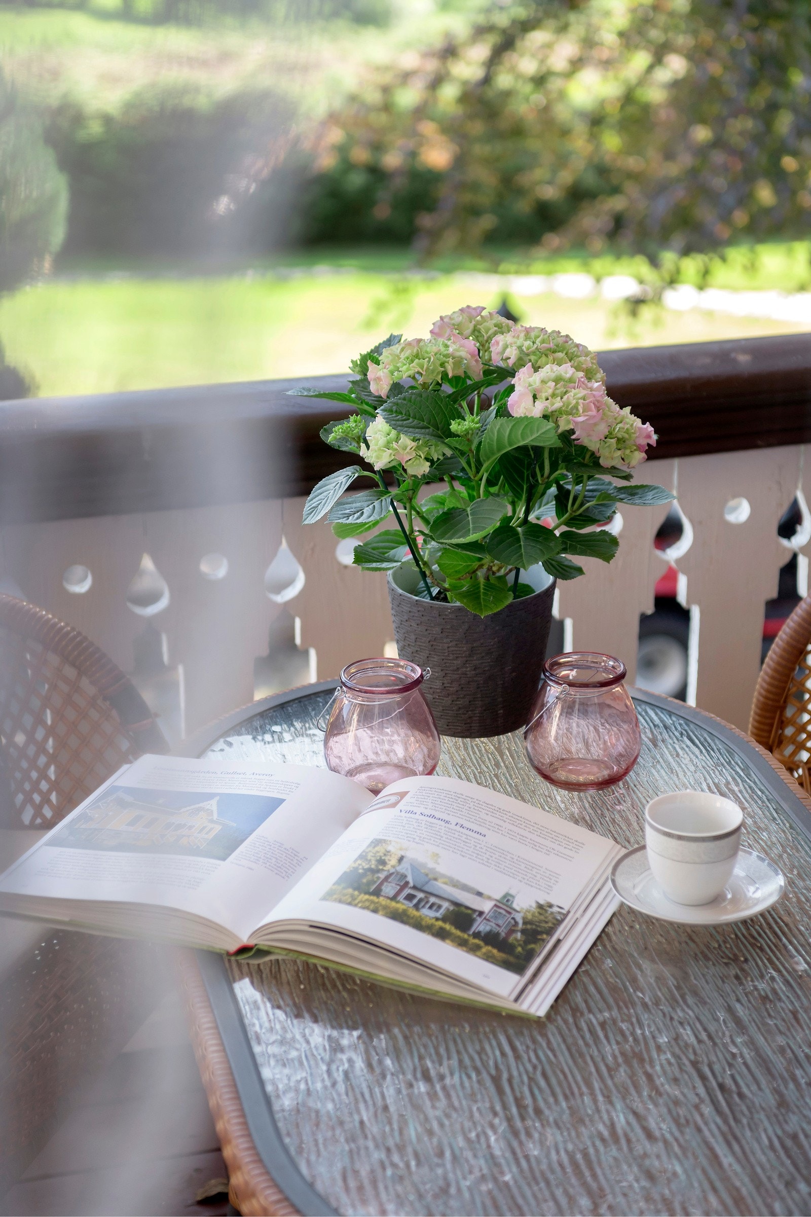 Ro og fred i skyggen på verandaen Galleribilde