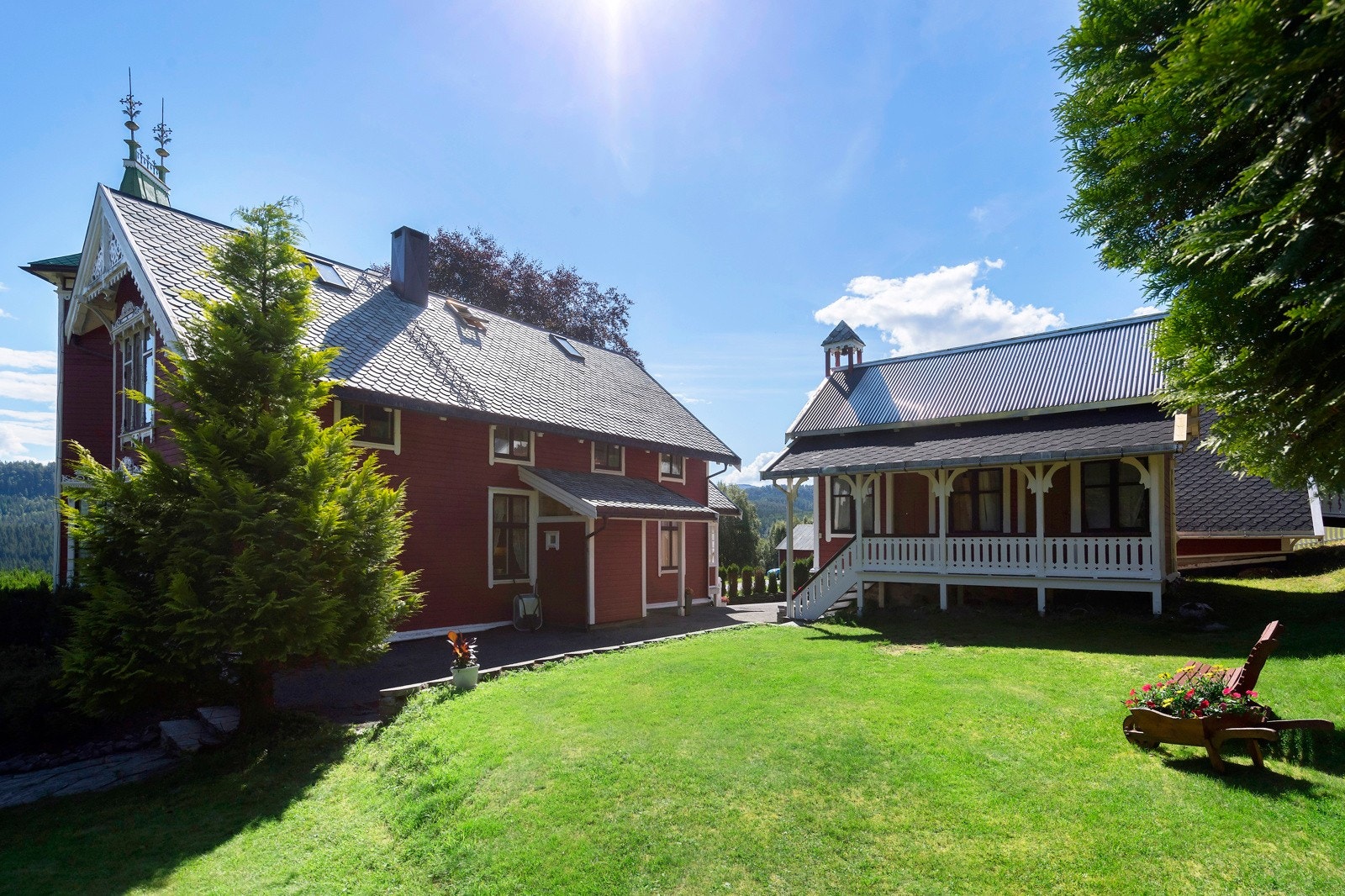 Hage med stor plen bak villaen Galleribilde